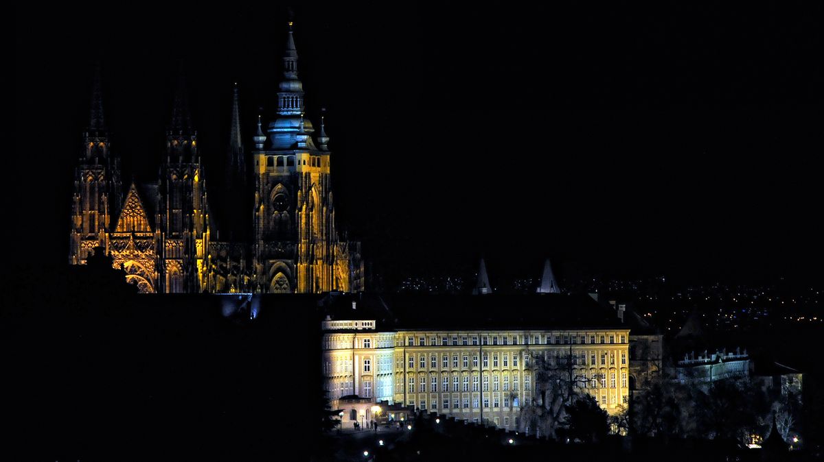 Na Pražský hrad někdo svítil modrým laserem, do vzduchu vzlétl policejní vrtulník